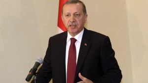 Turkey's President Tayyip Erdogan addresses a news conference in Somalia's capital Mogadishu January 25, 2015. Turkish President Tayyip Erdogan travelled to the Somali capital Mogadishu under heavy security on Sunday, making his second visit in four years to promise further investment in the country as it struggles to rebuild after two decades of conflict. REUTERS/Feisal Omar (SOMALIA - Tags: POLITICS)