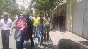 تجمع اعتراضی در مقابل دفتر آخوند روحانی در تهران