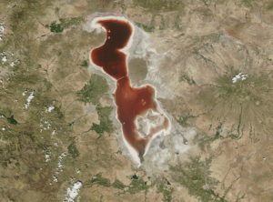 iranian-lake-turns-blood-red-01