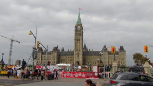 کارزار اشرف‌نشانها در برابر پارلمان فدرال کانادا همزمان با کنفرانس مطبوعاتی دراتاوا روز پنج شنبه ۶ اکتبر ۲۰۱۶