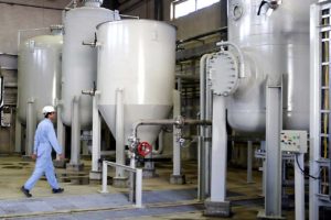  An interior view of the Arak heavy-water production facility in central Iran on Oct. 27, 2004. Photo: Reuters 